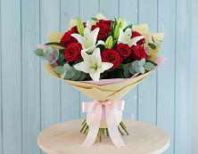 Букет цветов из:  Лилии и Розы в Онохой