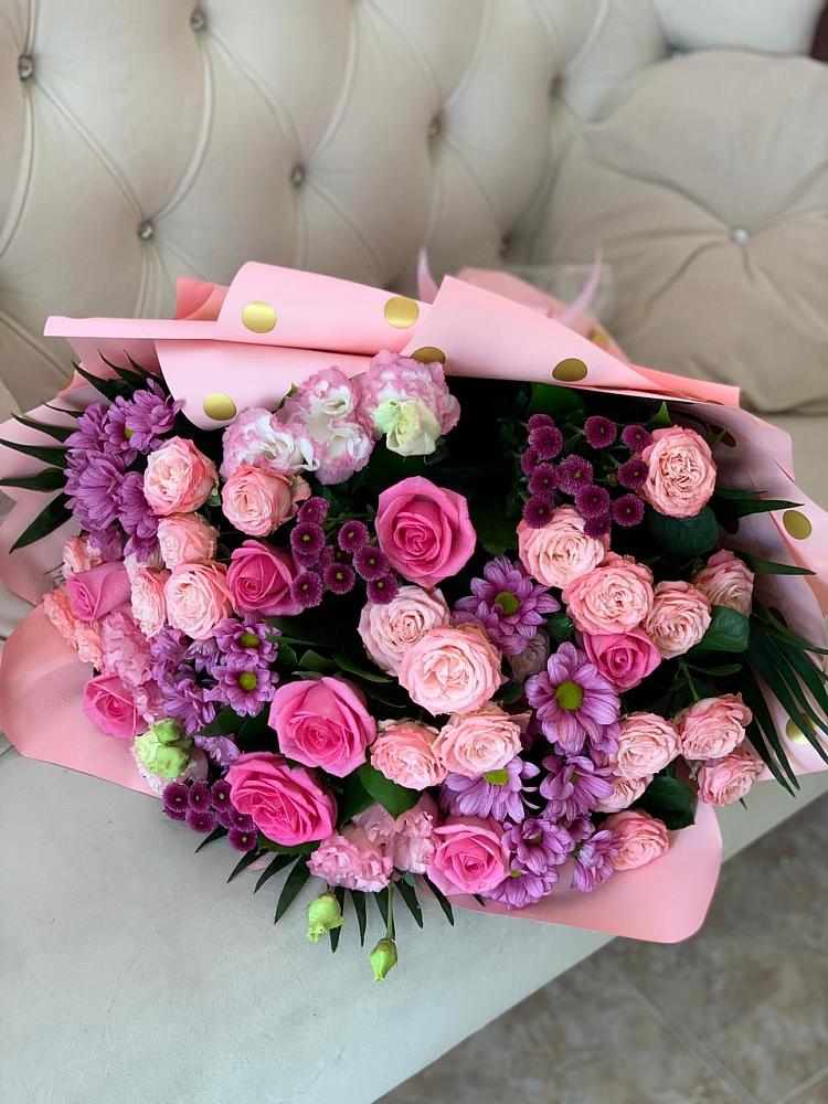 Букет цветов из: Хризантемы, Розы и Лизиантусы в Онохой