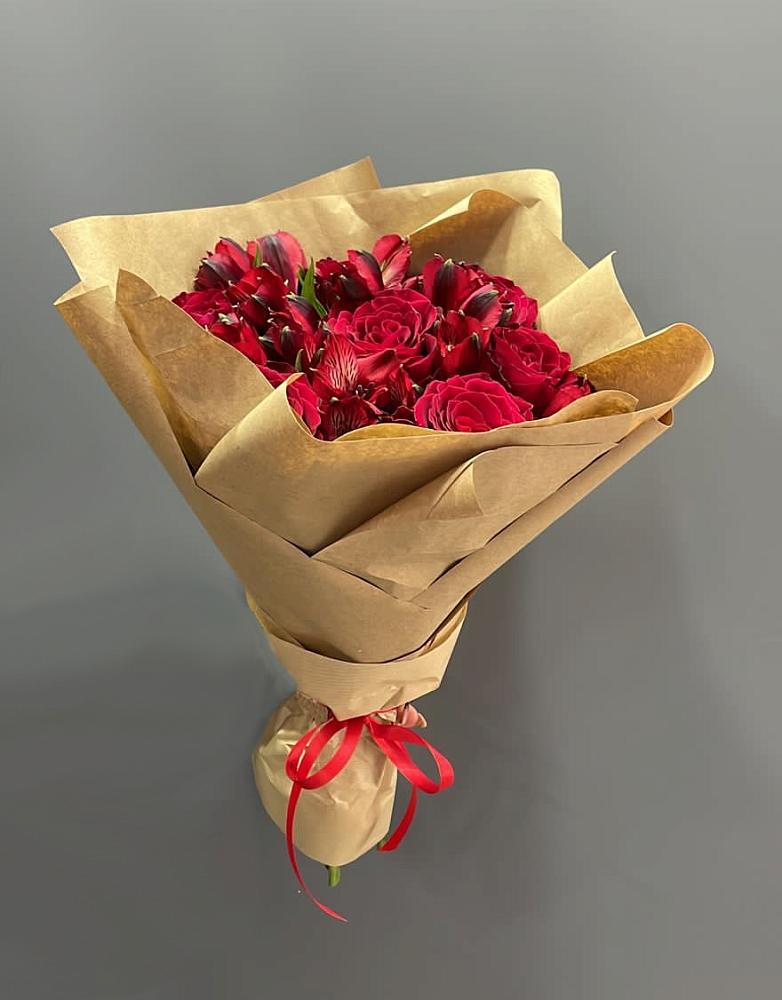 Букет цветов из: Альстромерии и Розы в Онохой