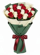 Букет Микс из красных и белых роз в Онохой