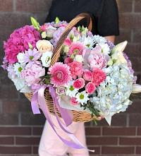 Цветочная композиция из Розы, Хризантемы, Пионы и Лизиантусы в корзине в Онохой