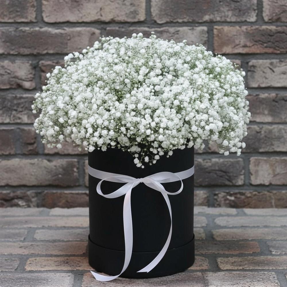 Цветочная композиция из Гипсофила в шляпной коробке в Онохой