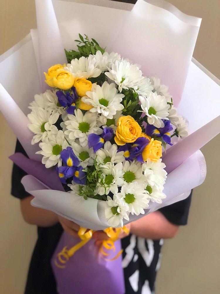 Букет цветов из: Ирисы, Хризантемы и Розы в Онохой