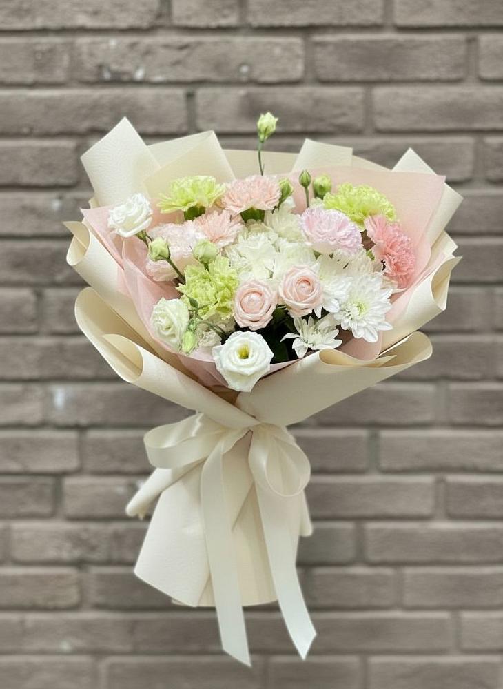 Букет цветов из: Гвоздики, Розы, Лизиантусы и Хризантемы в Онохой