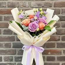 Букет цветов из:  Лизиантусы и Розы в Онохой