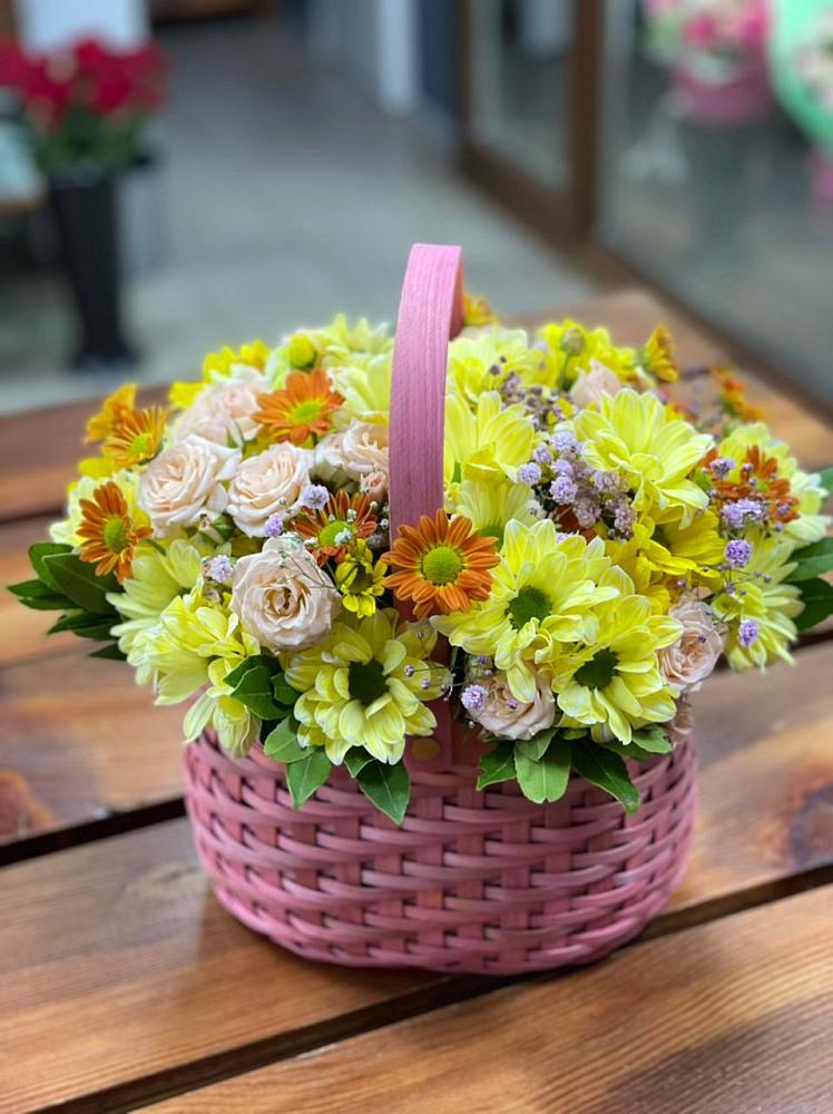 Цветочная композиция из Хризантемы и Розы в корзине в Онохой