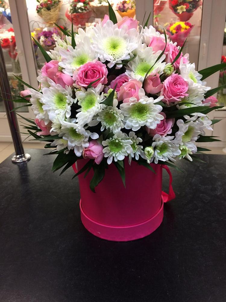 Цветочная композиция из Розы и Хризантемы в шляпной коробке в Онохой