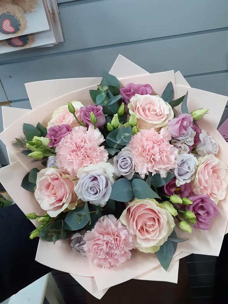 Букет цветов из: Розы, Гвоздики и Лизиантусы в Онохой