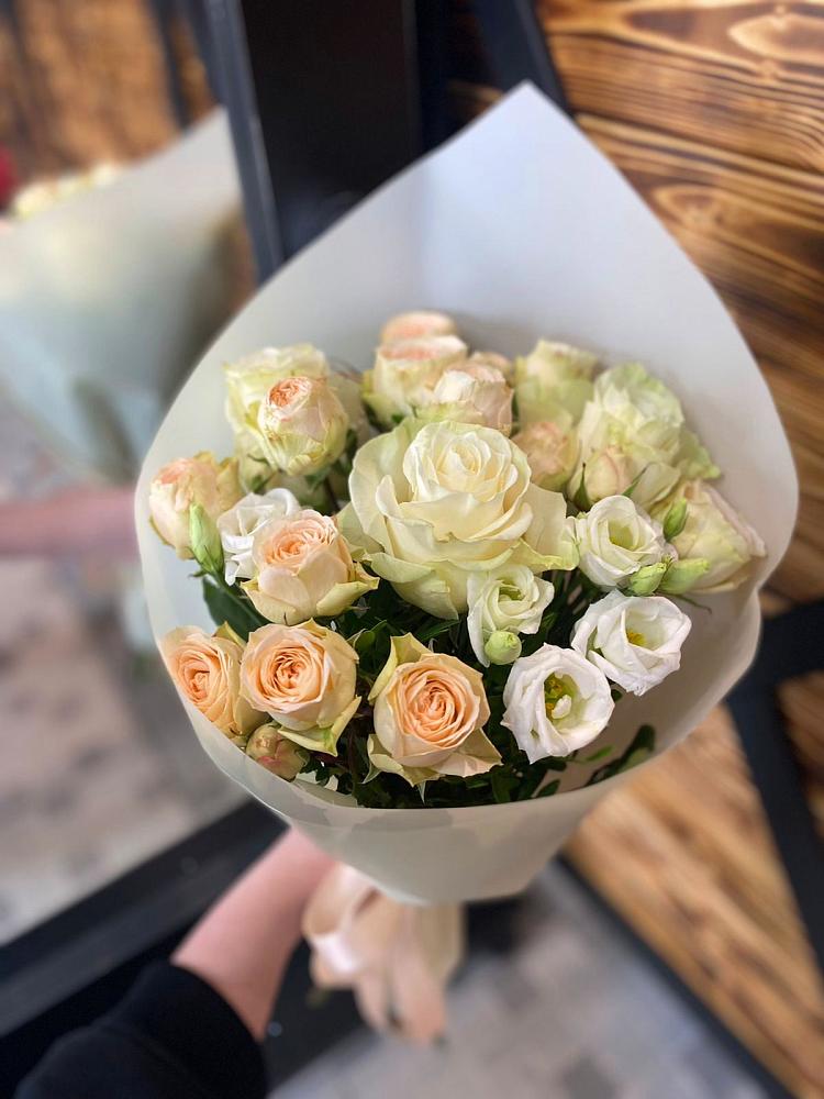 Букет цветов из: Розы и Лизиантусы в Онохой